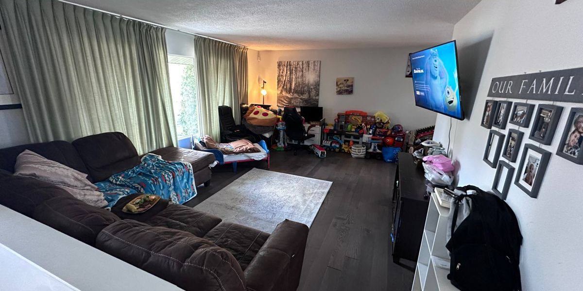 Charlotte living room after cleaning